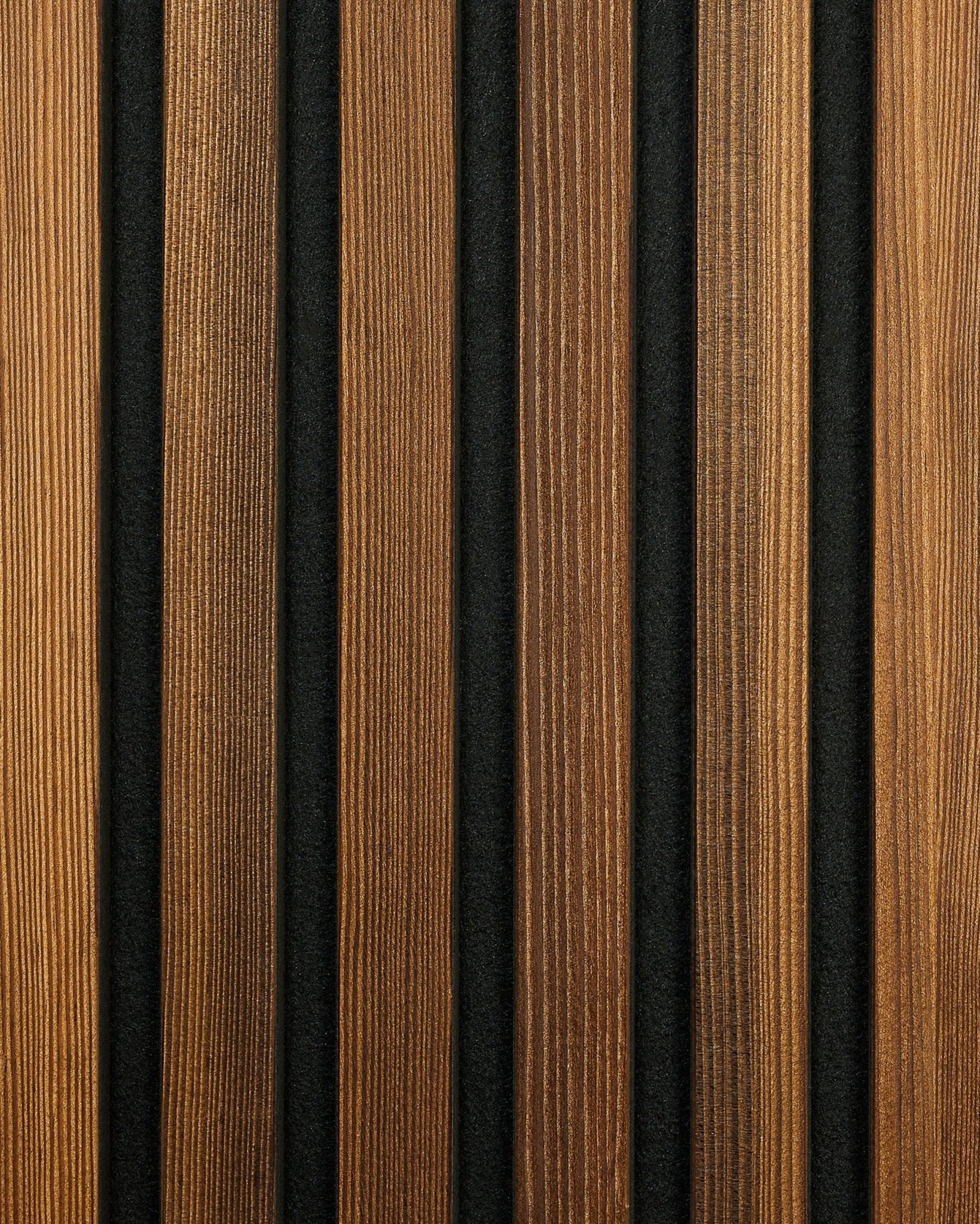 Échantillon Rustic WoodUpp Akupanel en Smoked Larch, avec des lattes acoustiques en bois vertical au veinage naturel et des rainures black, dans un design nordique.